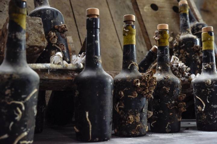 Botellas con crianza submarina.