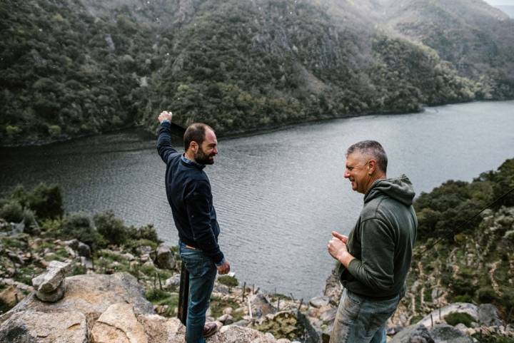 Carlos y Manolo, artífices del proyecto, contemplando los escarpados cultivos en 'Finca Lobeiras'.