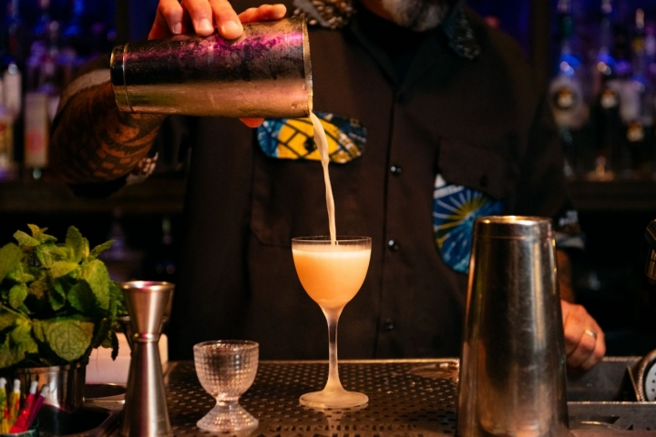 Preparación del cóctel Kahuna Sour en 'Cocktail Bar' de Barcelona.