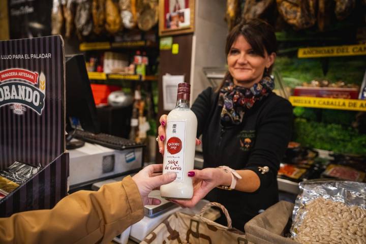 Decenas de turistas nacionales y nipones compran Keicho Sake en las tiendas de Coria.