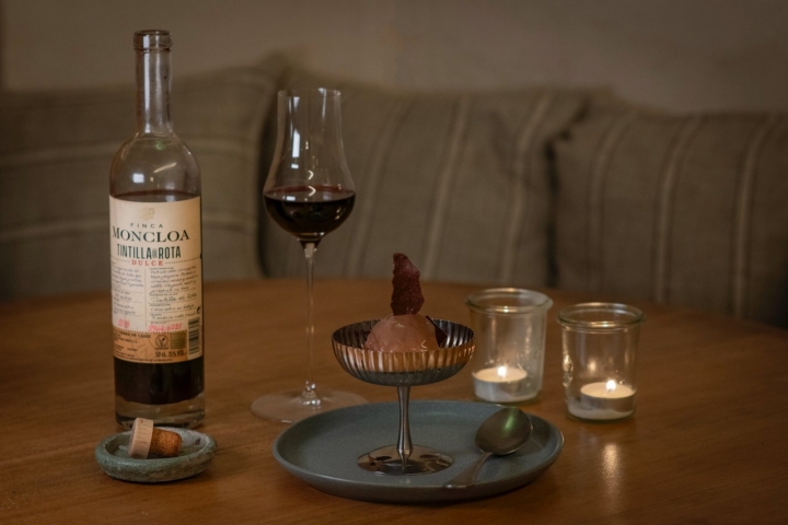 Helado de chocolate con este Tintilla de Rota Dulce 2019, de la Finca Moncloa.