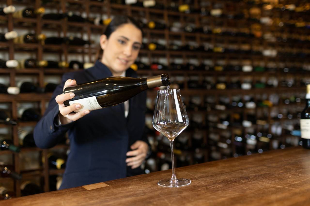 Lucía Fuentes, sumiller de Aponiente, sirviendo un jerez.