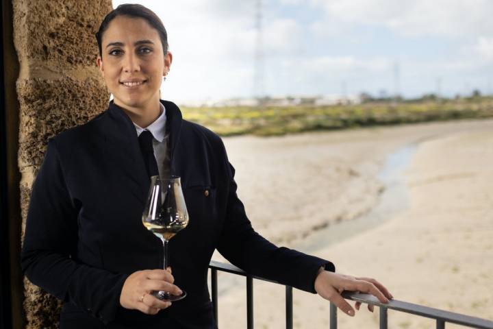 Lucía Fuentes, sumiller de Aponiente, con una copa