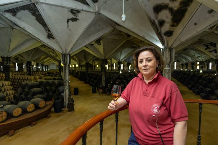 Ana Domínguez, capataz de William & Humbert, en la bodega