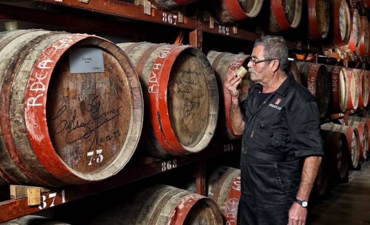 Manuel Viera, maestro de bodega, es capaz de identificar el ron oliendo los tapones de las barricas.