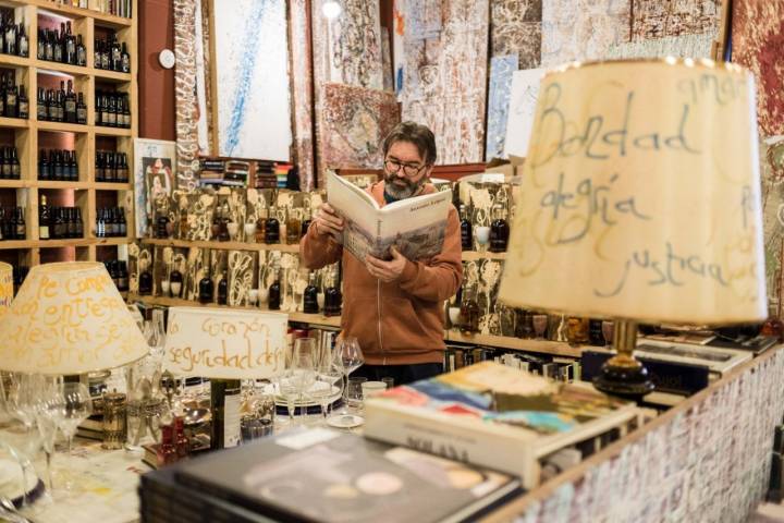 Vinatería Yáñez (Zaragoza): Ciriaco Yáñez leyendo uno de los libros de su librería en la vinatería