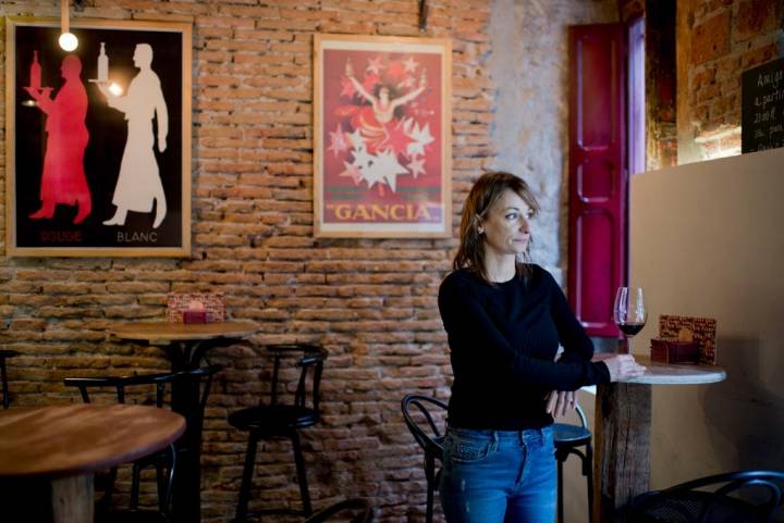 Delia Baeza, de la Fisna, tomando un vinito.