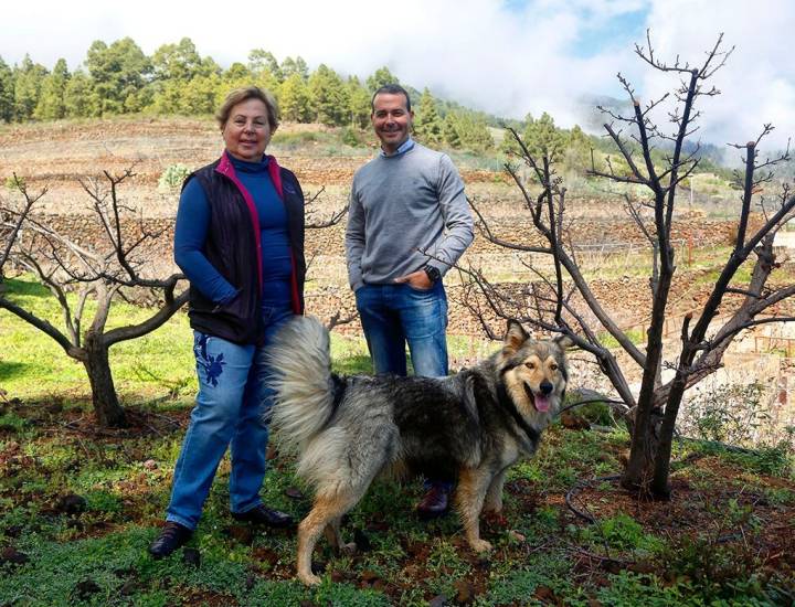 Carmen Gloria y Juan Rubén, madre e hijo, junto a 'Golfa', su pastor garafiana.