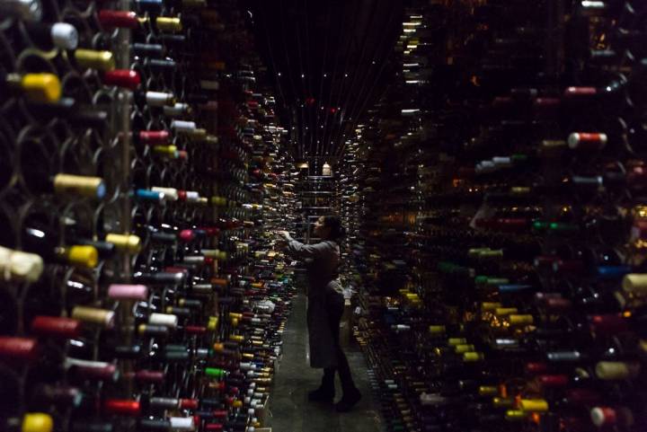 Difícil no encontrar en esta bodega de 'Monvinic' el vino que buscas.