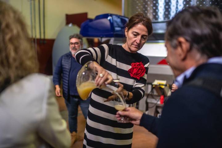 La enóloga sirve mosto yema en la bodega Félix Sanz