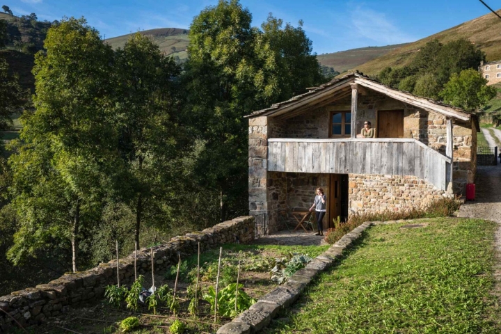 Vista frontal de la cabaña que acoge los dos apartamentos Espino y Serbal. 