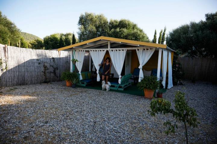 El alojamiento lo forma una casa y cuatro cabañas rurales.