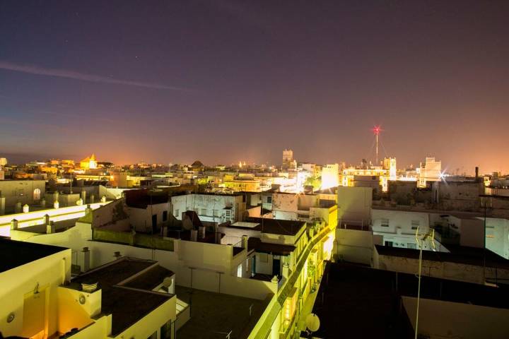 El ático del Puerto: Vista panorámica de Cádiz desde la azotea del ático del Puerto. Foto: Juan Carlos Toro