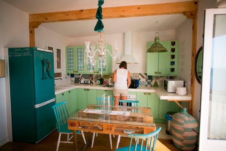 El ático del Puerto: En la cocina del ático del Puerto no falta ningún detalle, hay desde un tostador hasta un kit de supervivencia. Foto: Juan Carlos Toro