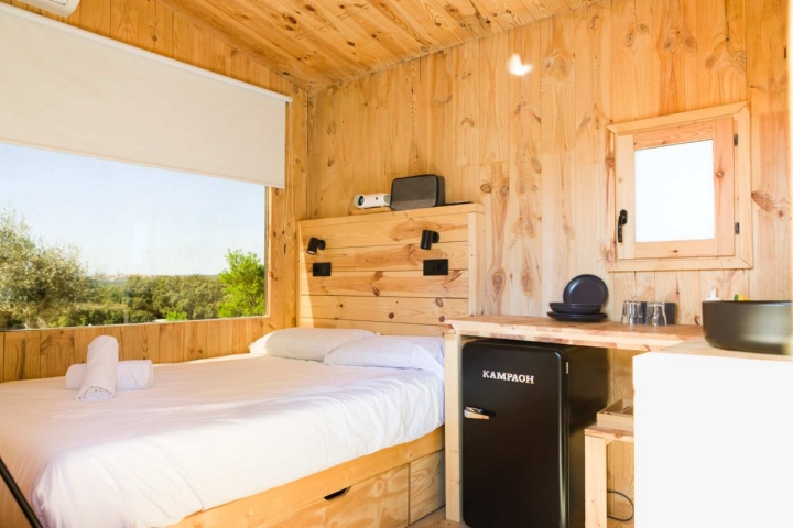 Interior de uno de los 'bungalows' de madera de Kampaoh.