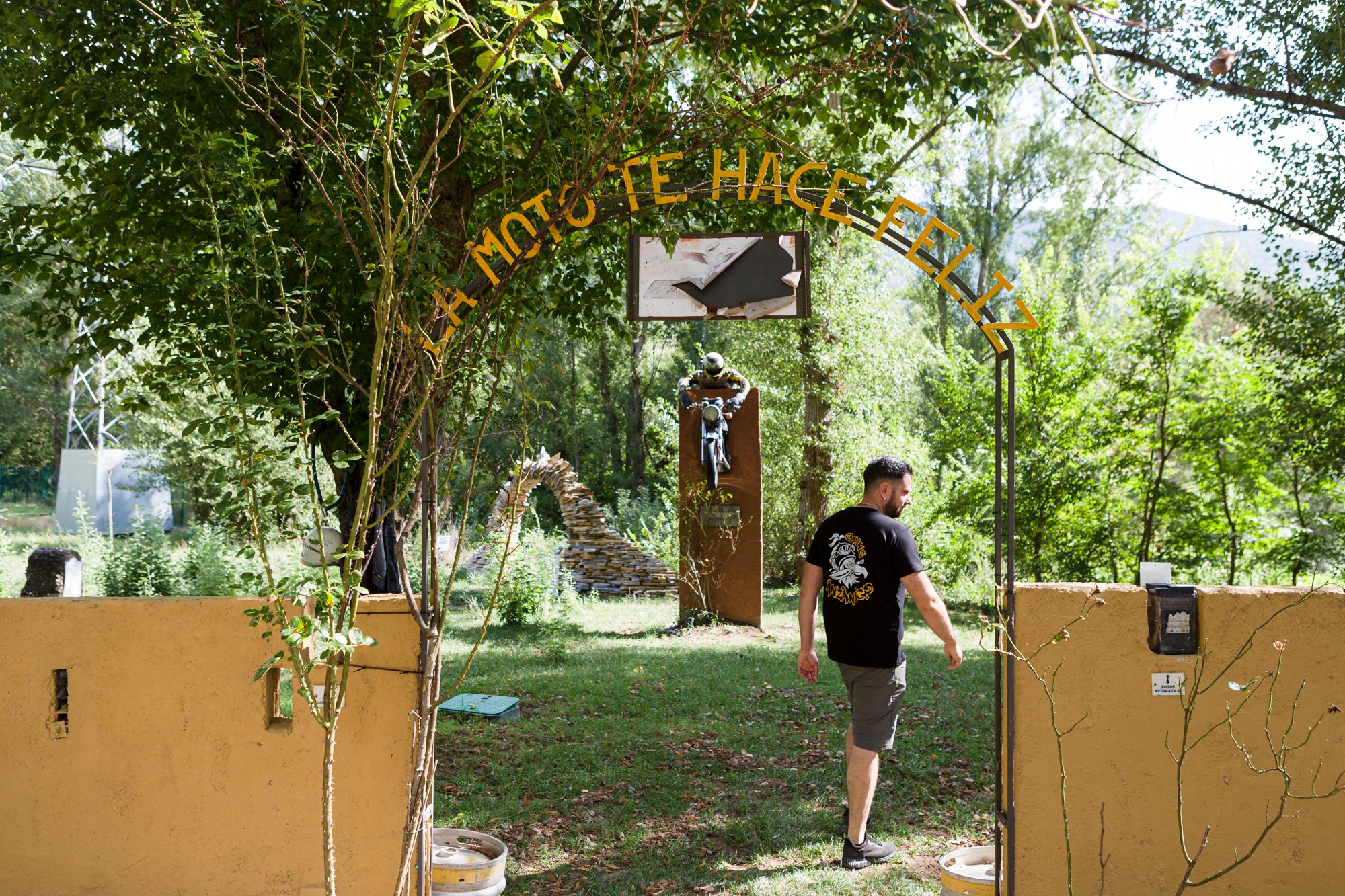 Carlos Moliné, entrando al santuario motero del camping. 