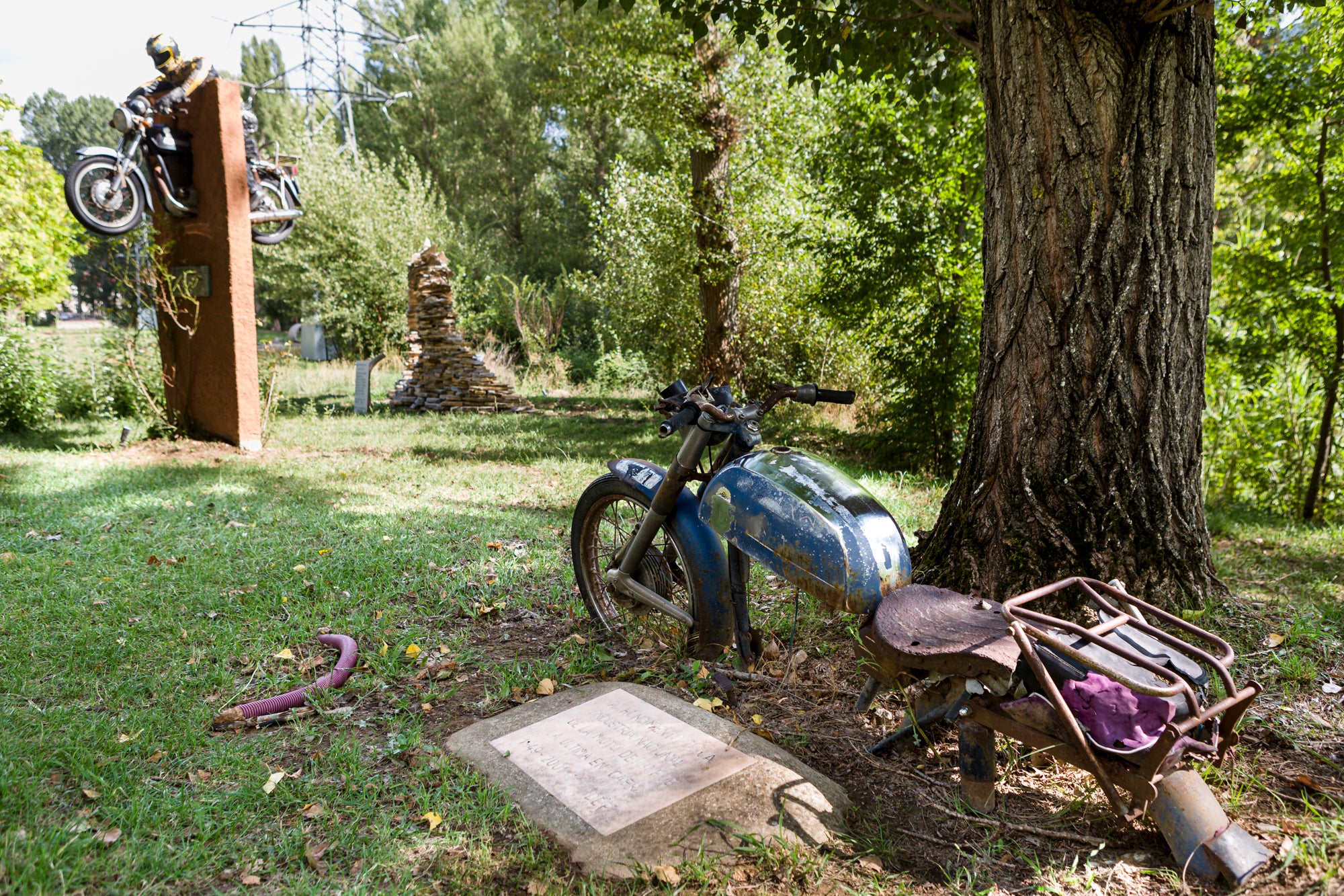 Monumeto a la Derbi, la última fábrica de motos española que cerró sus puertas. 