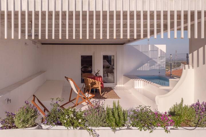 En la azotea se encuentra la joya de la corona: una pequeña piscina con vistas a la ciudad.