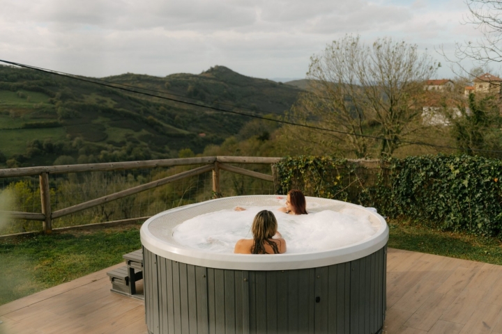 Un jacuzzi con vistas a los montes asturianos, un lujazo.