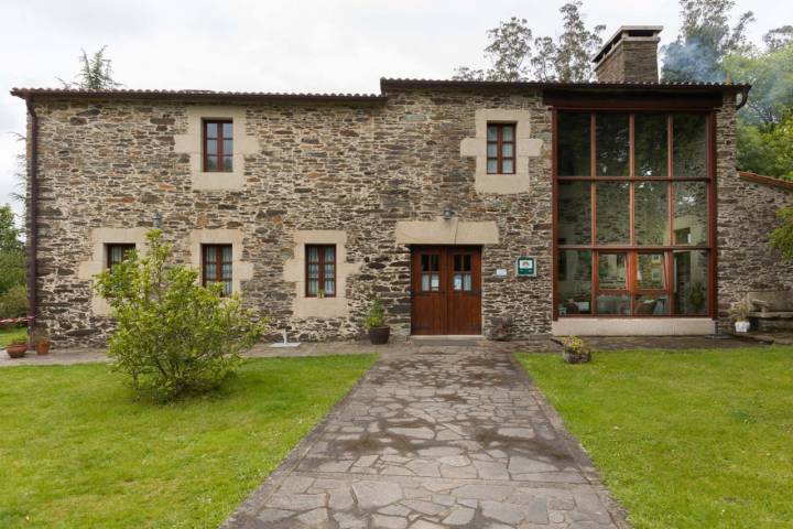 Una antigua casa de labranza de 300 años ofrece hoy una acogedora estancia.