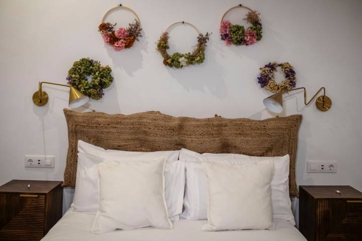 Cabecero de cama con coronas de flores.