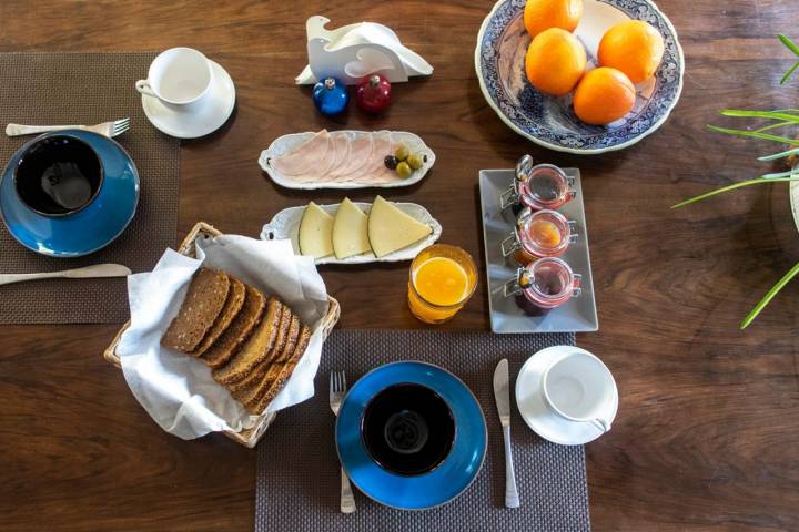 La mermelada de moras salvajes es la joya de la corona del abundante desayuno.