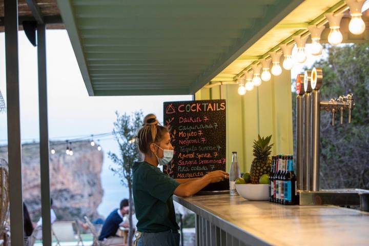 En su bar puedes pedir desde una cerveza valenciana a un refrescante mojito.