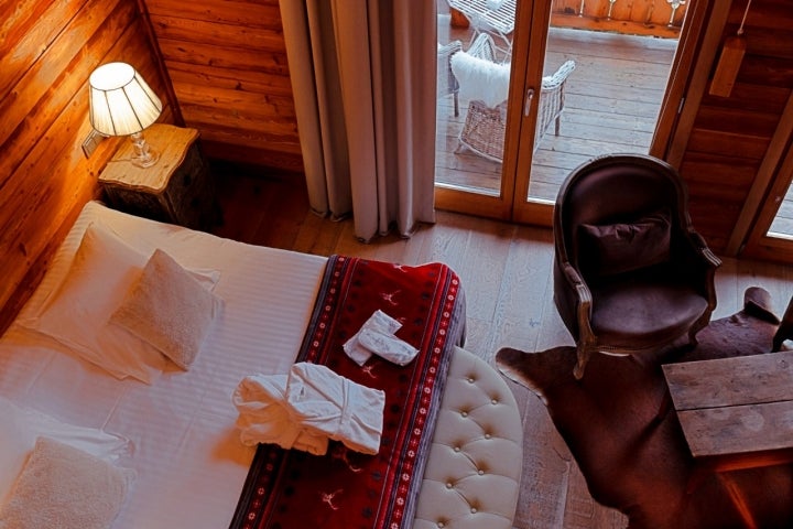  Una de las habitaciones que dispone de dos alturas.