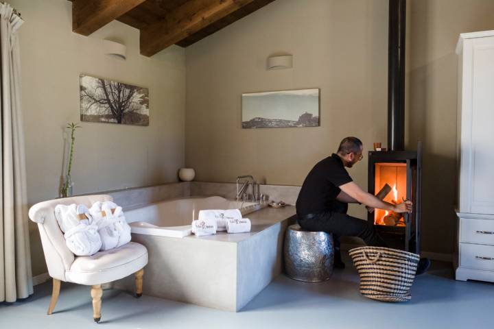 Las habitaciones cuentan con estufa de leña y bañera doble para una estancia relajada. 