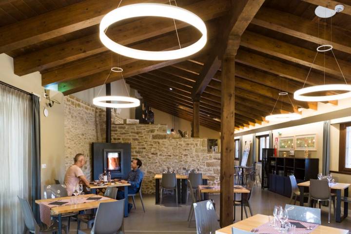 La madera y la piedra conviven en armonía en el interior del hotel. 