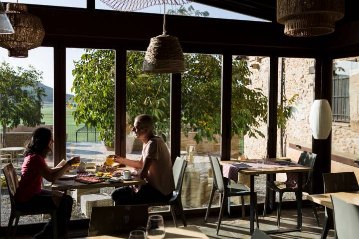 El desayuno se ofrece en un comedor con vistas a las sierras cercanas. 