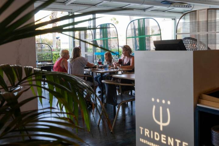 Una familia come en el restaurante del hotel.