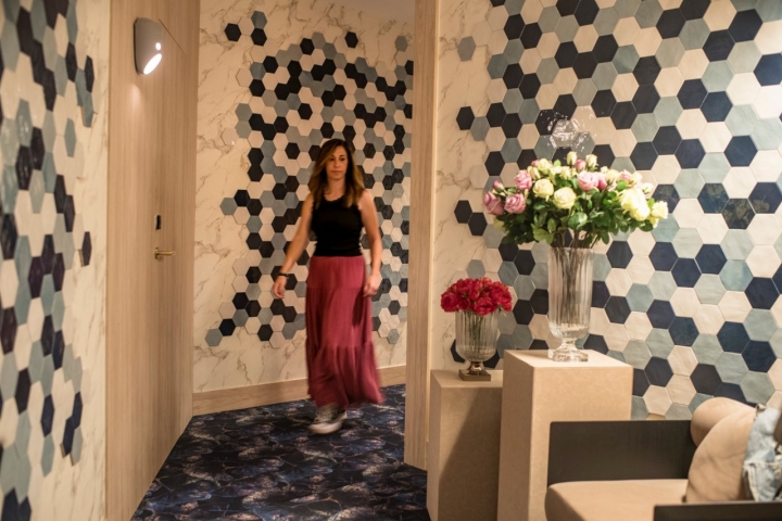 La decoración del hotel evoca al Mediterráneo.