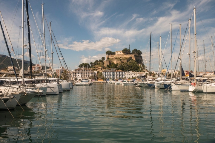 Vistas del castillo desde el puerto de Dénia.