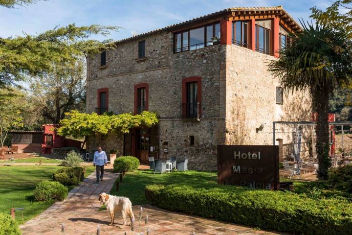 El hotel se encuentra en una antigua masía restaurada de 1830.