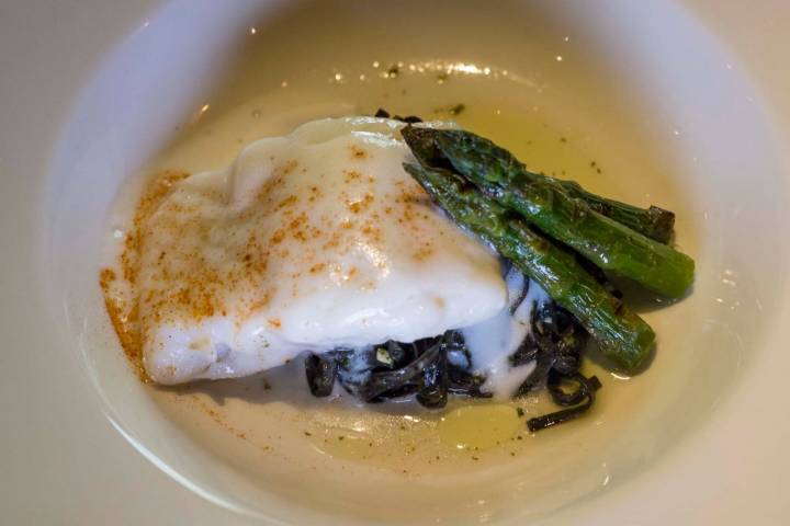 Bacalao a baja temperatura con tagliatelle de sepia.