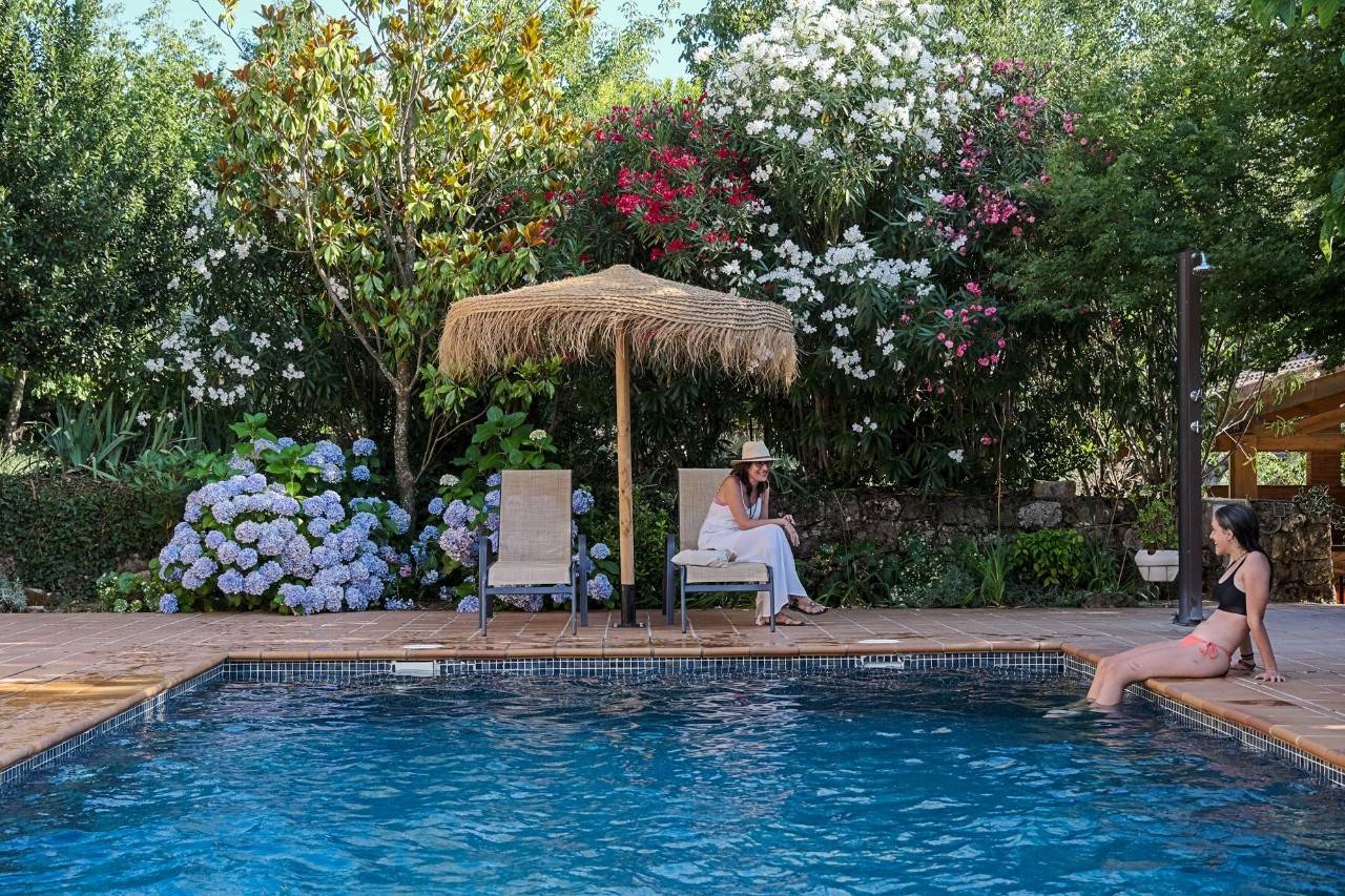 Una joven charla tras un baño con una mujer en el área de la piscina. 