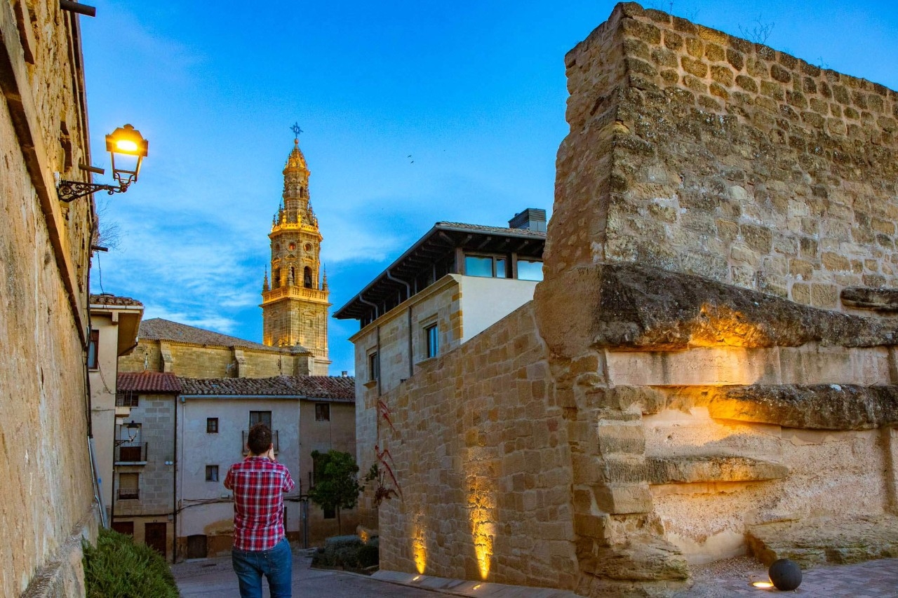 En el exterior del hotel, vista de la Iglesia de Nuestra Señora de la Asunción al fondo; a la derecha, la muralla.