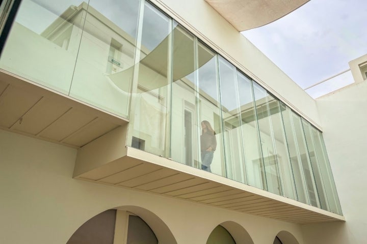 Pasillo sobre el patio del hotel 'Viento10'