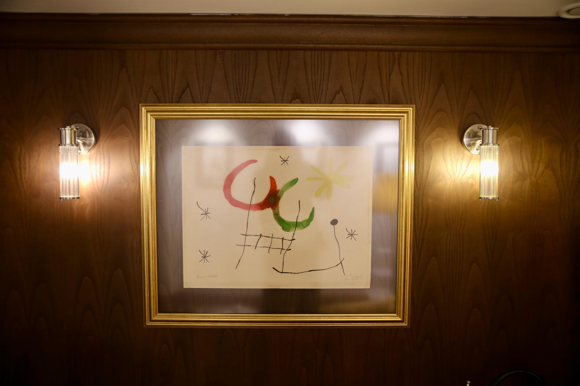 Cuadro de Miró en uno de los salones