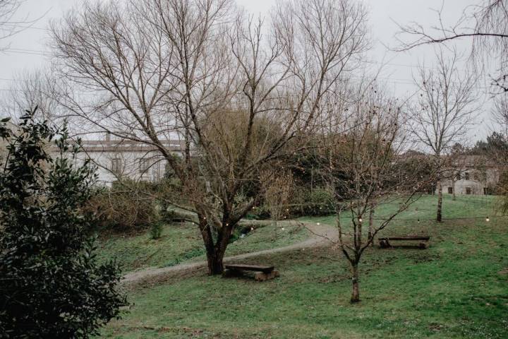 Alrededor del hotel hay una hectárea de campo y bosque para descubrir.