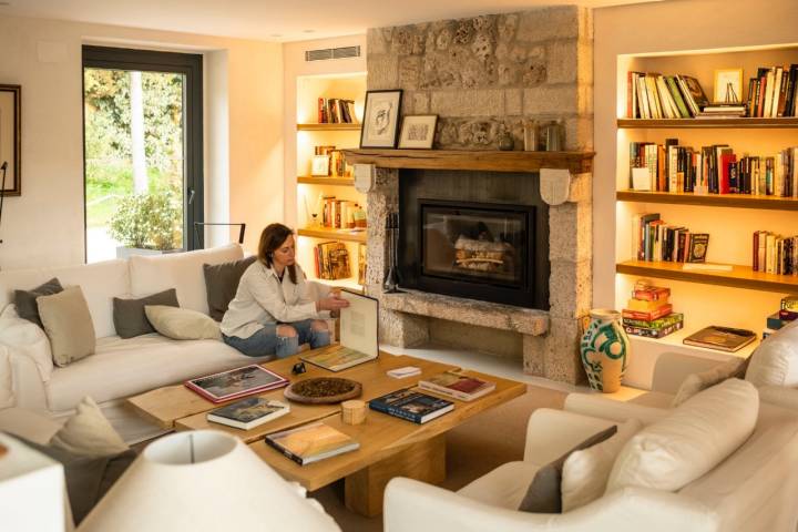 El gran salón con chimenea, un espacio de lo más acogedor.