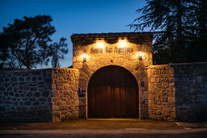 La entrada del hotel, iluminada al caer la noche.