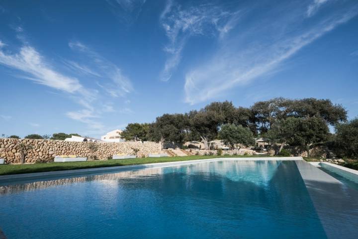 Piscina del Amagatay con vistas de la casa principal.