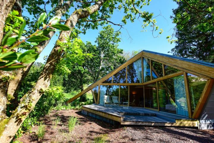 Las cabañas se mimetizan con el bosque gallego.