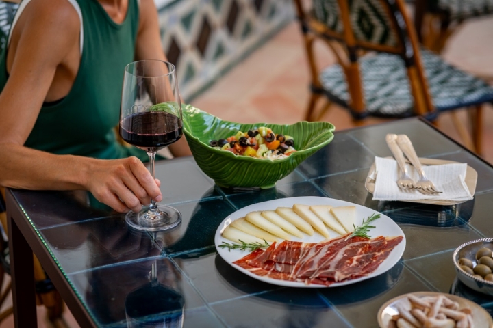 No hay servicio de restaurante, pero sí un picoteo sencillo con queso, jamón ibérico y alguna ensalada