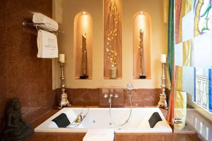 El baño de la suite María Luisa ocupa la antigua capilla de la casa.