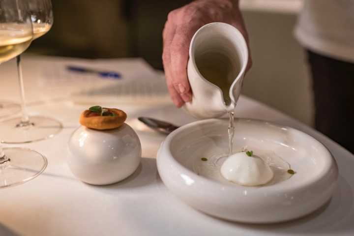 Plato de mozzarella de leche de oveja y agua de tomates de Converso en el hotel Castilla Termal Monasterio de Valbuena (Valladolid).