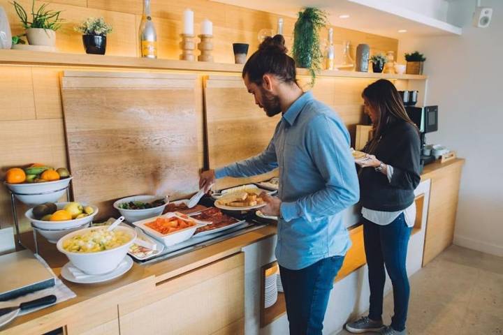 Clientes cogiendo el desayuno del buffet del Nakar Hotel