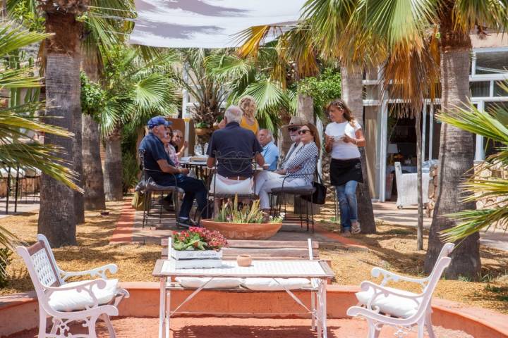 El restaurante del cortijo está abierto a todo el público, no solo a los huéspedes.